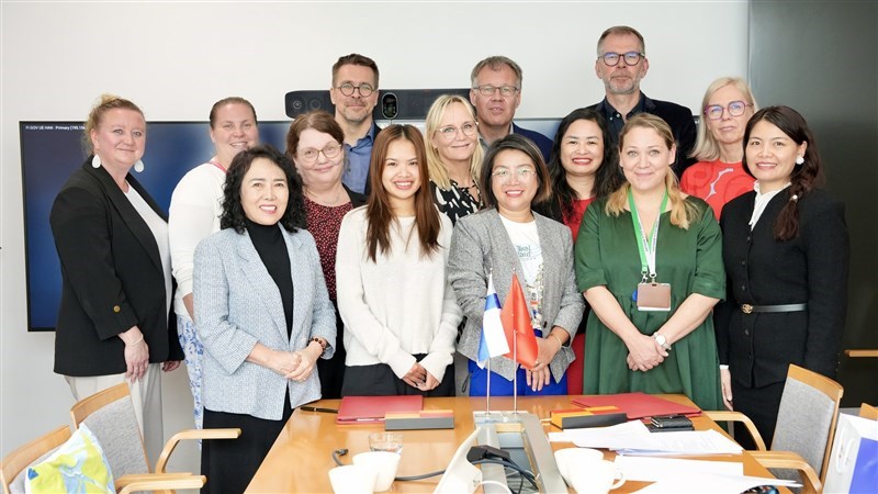  LỄ KÝ KẾT THÀNH LẬP MẠNG LƯỚI CÁC NHÀ GIÁO DỤC TẠI ĐẠI SỨ QUÁN PHẦN LAN 